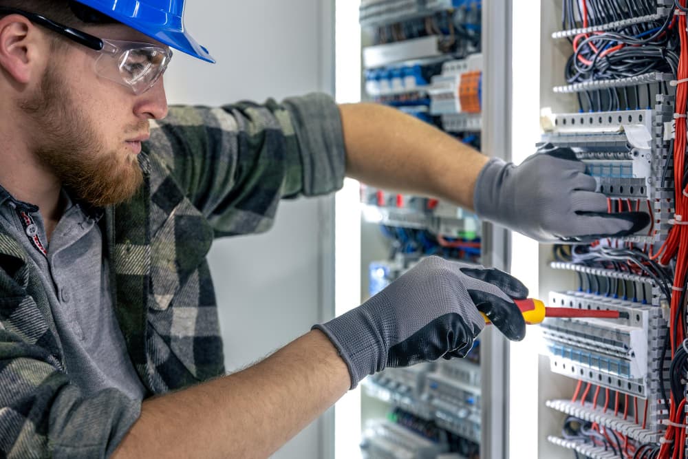 Elektroinstallateur bei Arbeiten in der Schweiz