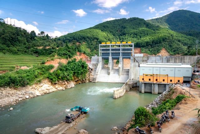 Kleinwasserkraftwerk Turbine an einem Schweizer Bergbach