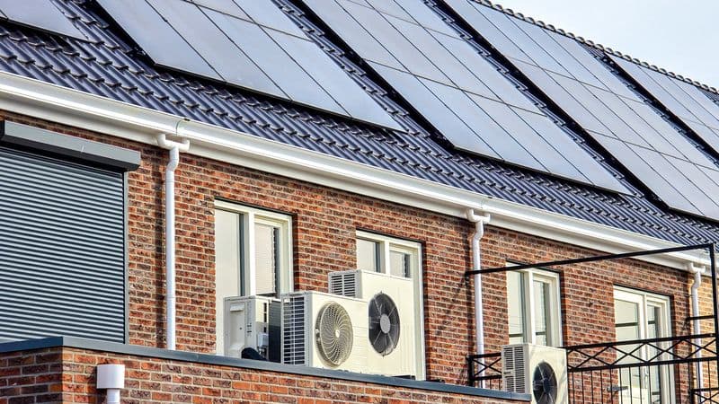 Moderne Heizungssteuerung mit Wärmepumpe in einem Schweizer Eigenheim
